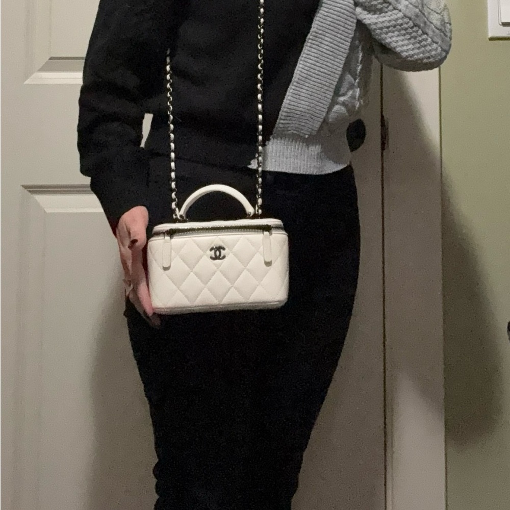RARE❤️‍🔥NEW🖤🤍 CHANEL Trendy CC
Lambskin Quilted Mini Top Handle Vanity Bag - Picture 13 of 14